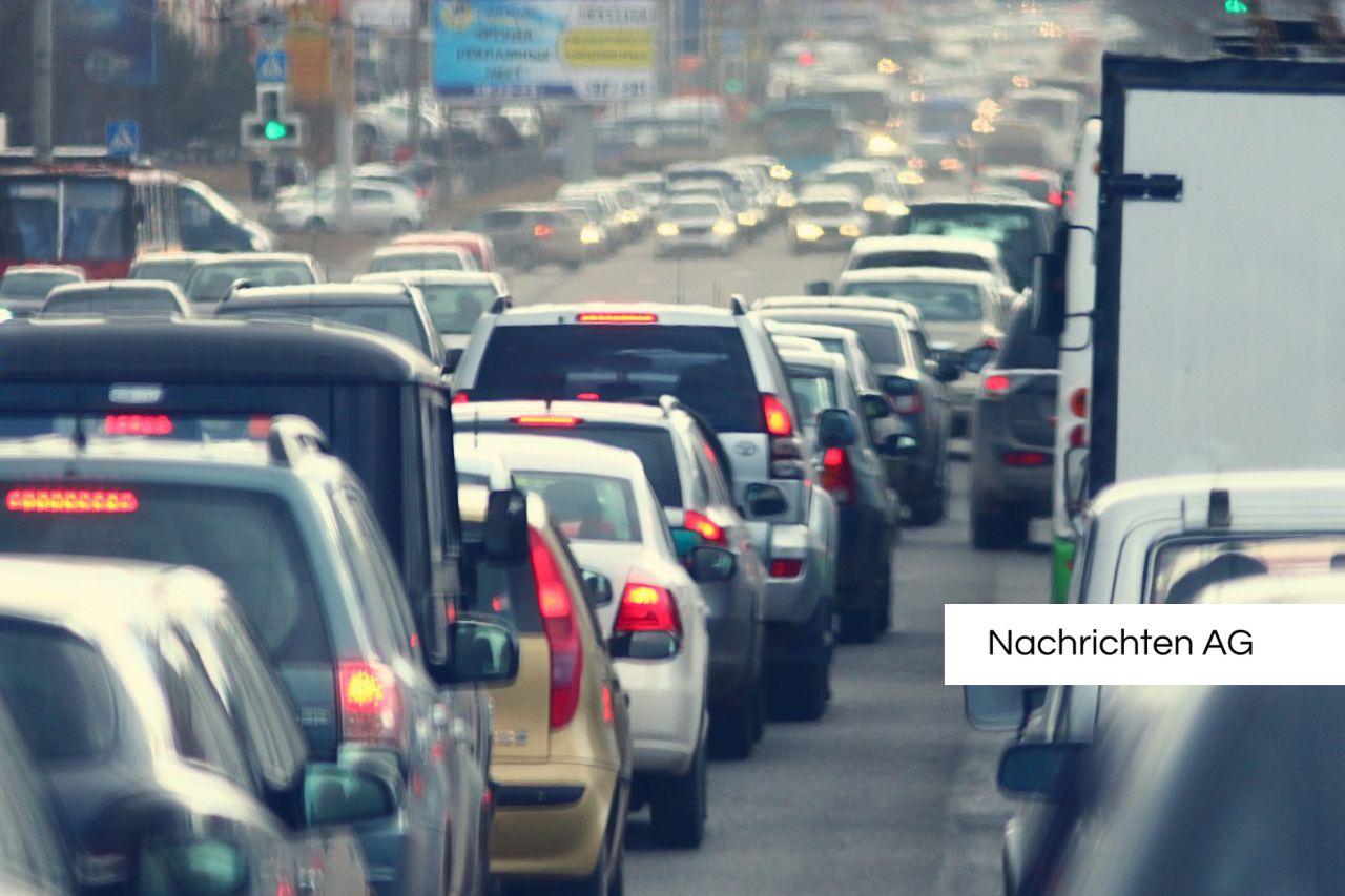 Verkehrschaos in Bayern: 30 km Stau durch Lkw-Blockabfertigung!